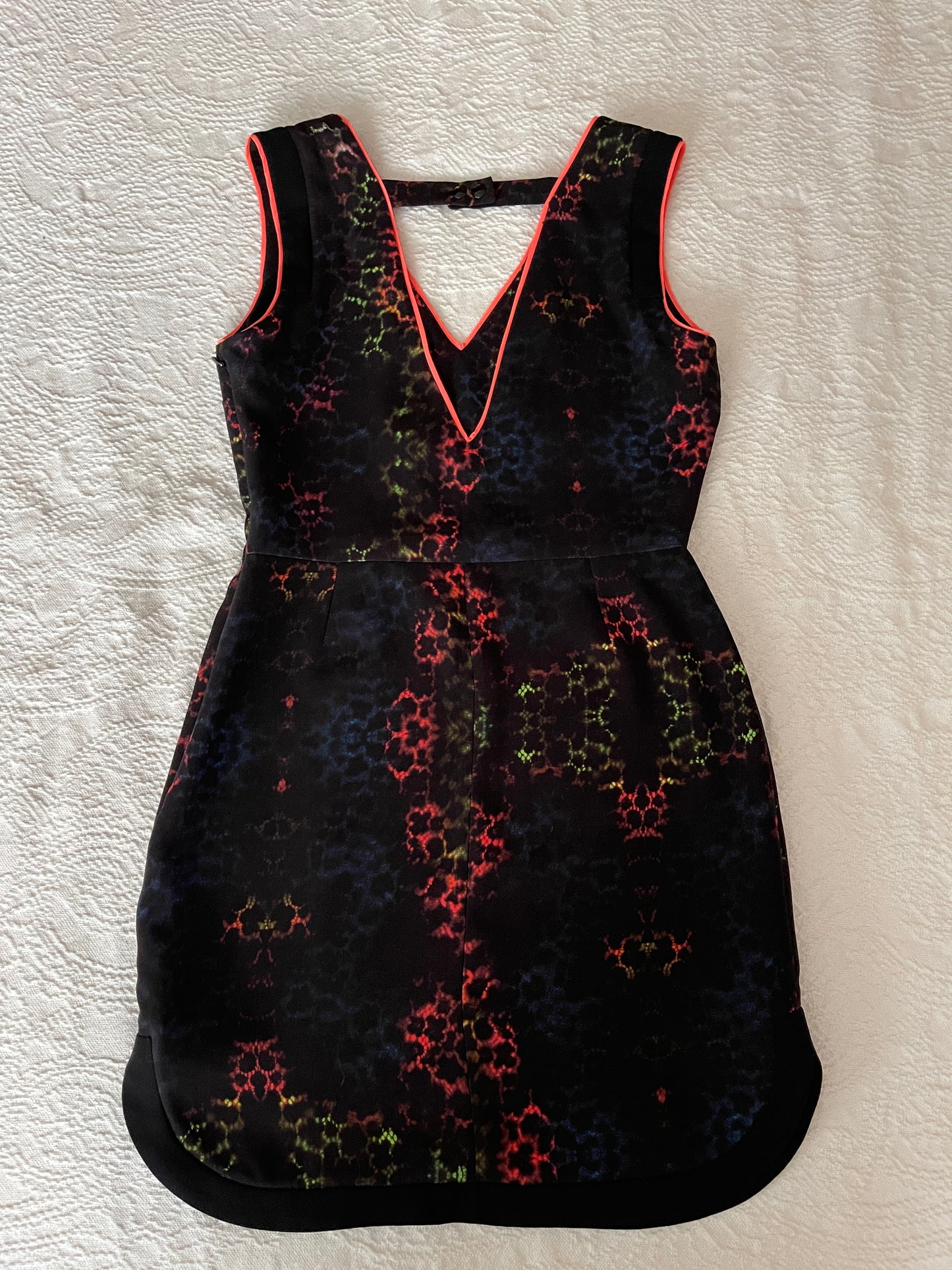 Rochie mini neagra cu imprimeu abstract in culori neon marimea S