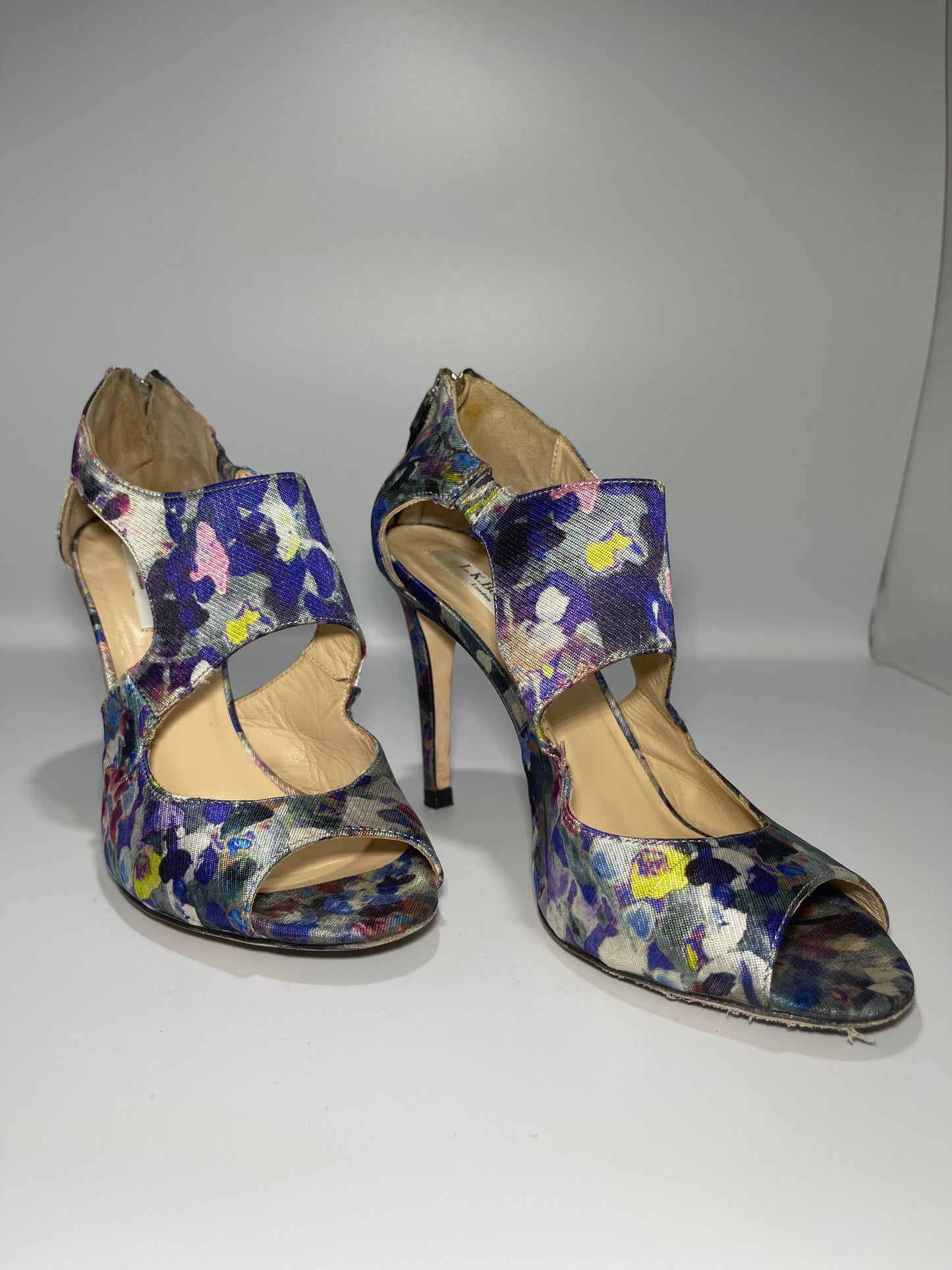 Pantofi cu toc decupati cu imprimeu floral marimea 38
