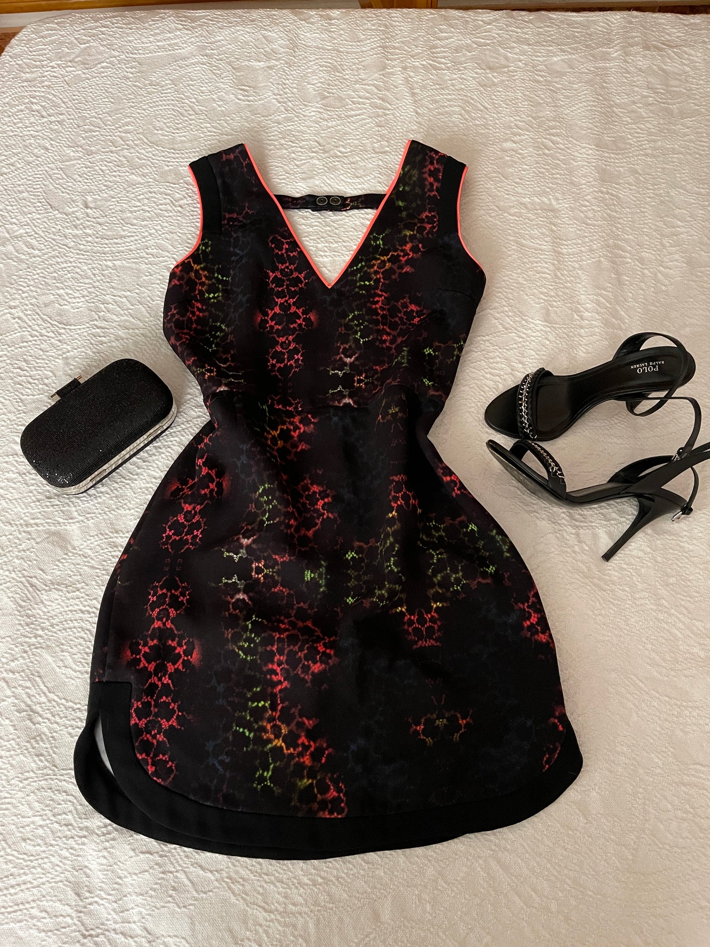 Rochie mini neagra cu imprimeu abstract in culori neon marimea S