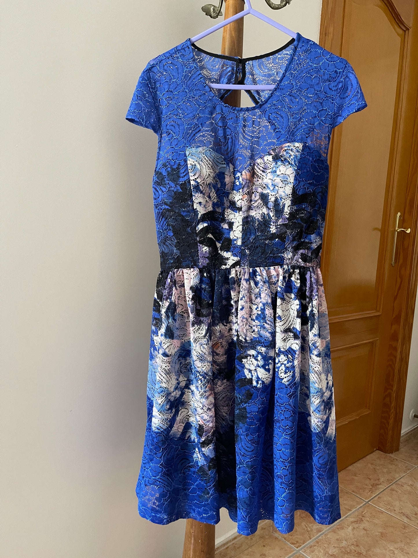 Rochie albastra de dantela cu imprimeu floral multicolor marimea S