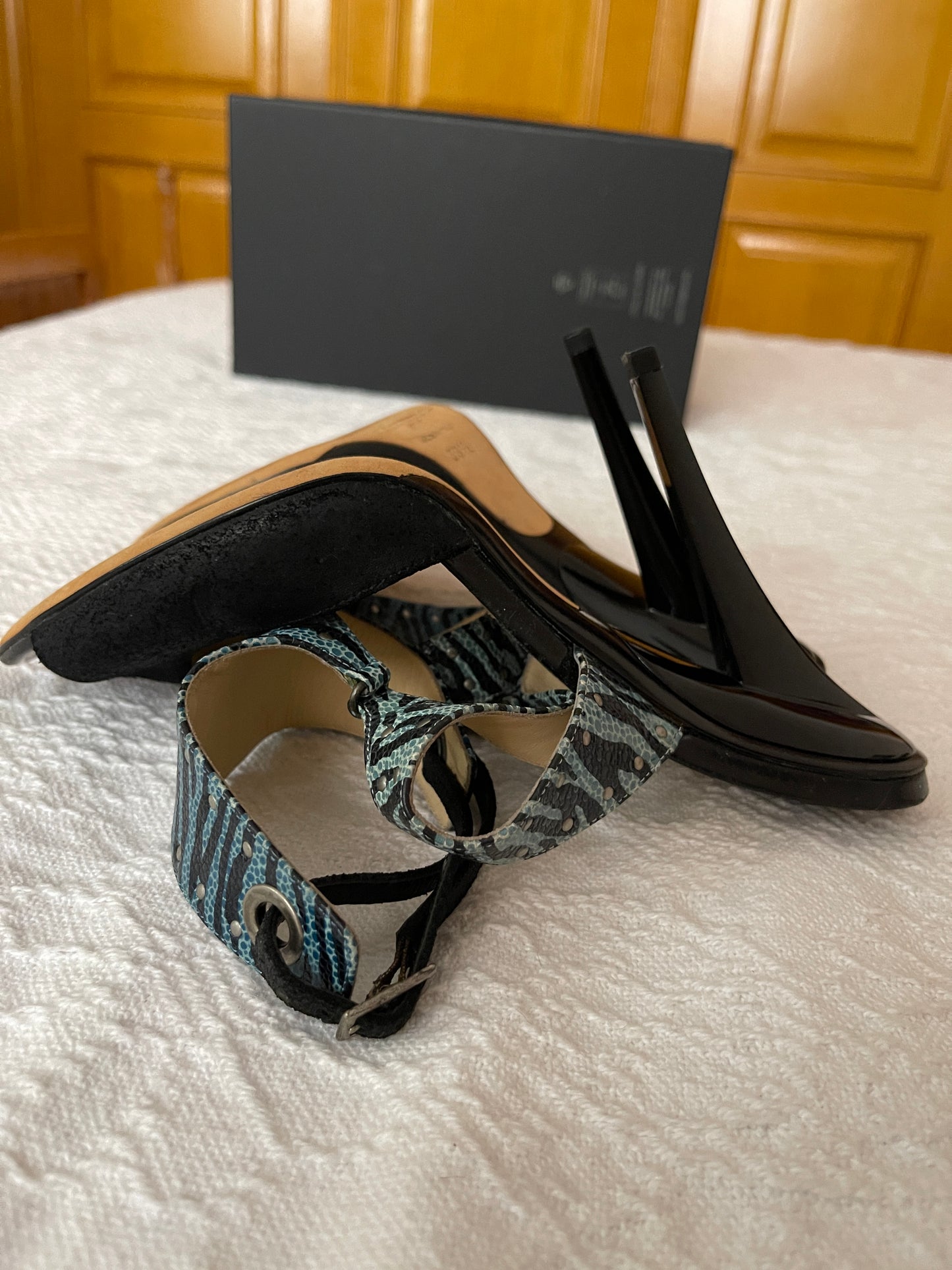 Sandale cu toc negru cu imprimeu zebra albastru marimea 39.5